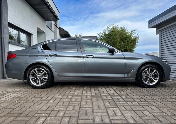 BMW Seria 5 cena 122900 przebieg: 105000, rok produkcji 2018 z Sieradz małe 781